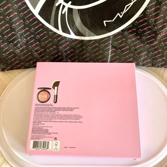 💄HP!💄LAST ONE! MAC Indulgent Glow Face Kit - Picture 12 of 14